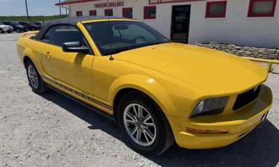 2005 Ford Mustang Deluxe
