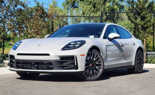 2025 Porsche Panamera 4