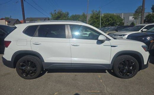 2023 Volkswagen Taos SE W Sunroof