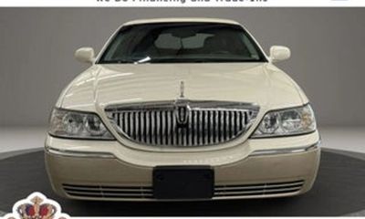 2004 Lincoln Town CAR Ultimate