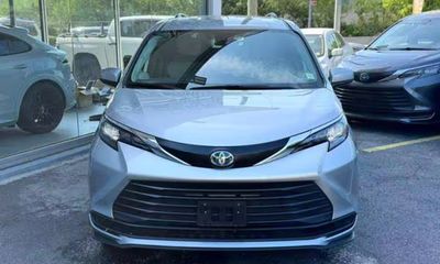 2025 Toyota Sienna LE
