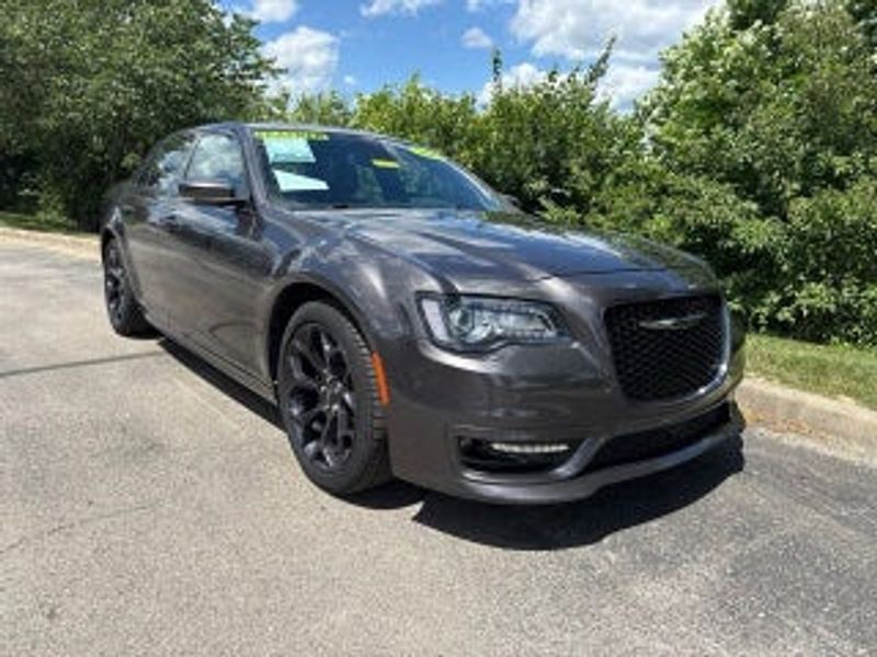 2019 Chrysler 300 — a typically priced live listing