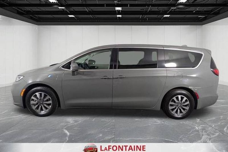 2022 Chrysler Pacifica — a typically priced live listing