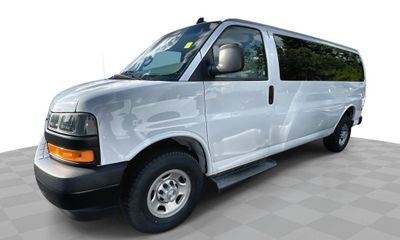 2022 Chevrolet Express Passenger LS EXT