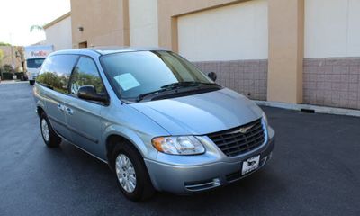 2005 Chrysler Town AND Country Base LX