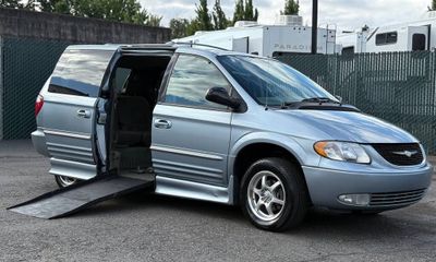 2003 Chrysler Town AND Country Limited