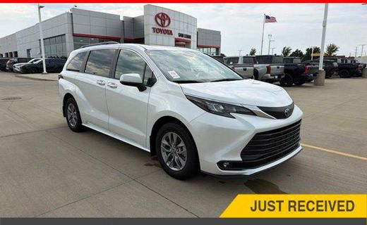 2025 Toyota Sienna XLE