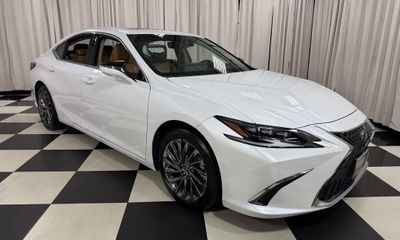 2025 Lexus ES 300H Ultra Luxury