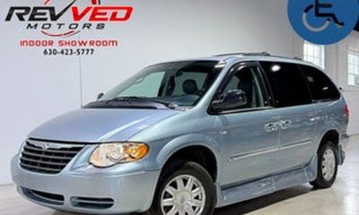 2005 Chrysler Town AND Country Touring