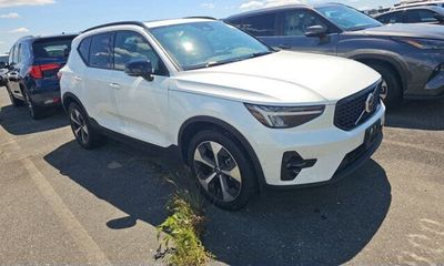 2023 Volvo XC40 Ultimate Dark