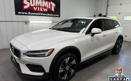 2022 Volvo V60CC Momentum