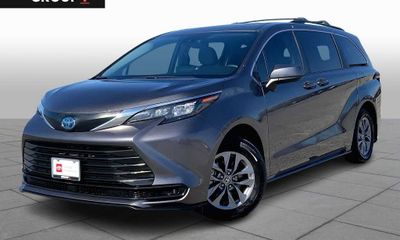 2024 Toyota Sienna LE