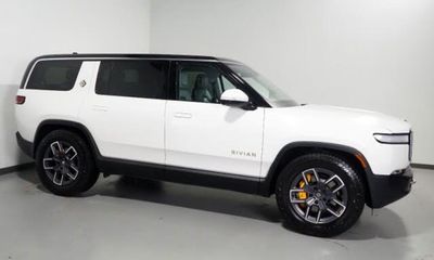 2024 Rivian R1S Adventure