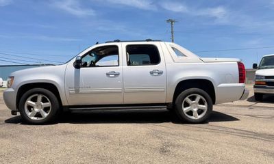 2011 Chevrolet Avalanche LS