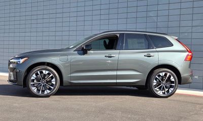 2026 Volvo XC60 Plus Dark