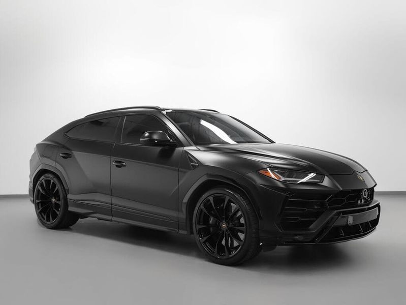 2022 Lamborghini URUS — a typically priced live listing