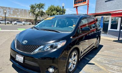 2013 Toyota Sienna SE 8 Passenger