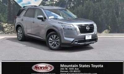 2024 Nissan Pathfinder SV