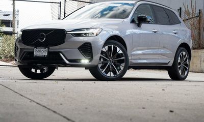 2026 Volvo XC60 Plus Dark