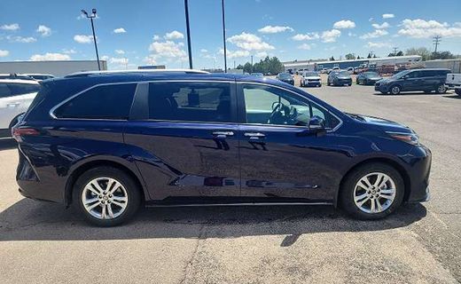 2024 Toyota Sienna Platinum