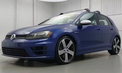 2016 Volkswagen Golf R Base W DCC