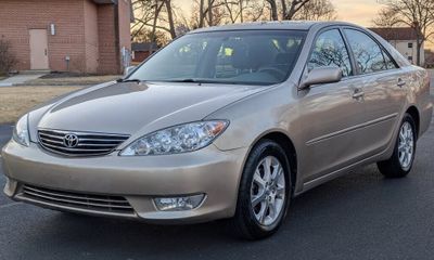 2005 Toyota Camry XLE 2