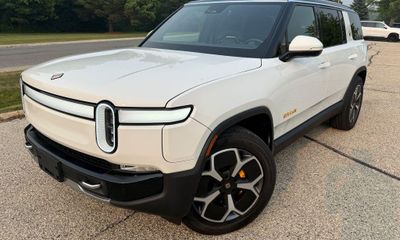 2024 Rivian R1S Adventure