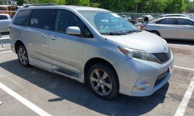 2014 Toyota Sienna SE 8 Passenger