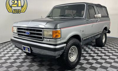 1990 Ford Bronco XLT 2D Utility
