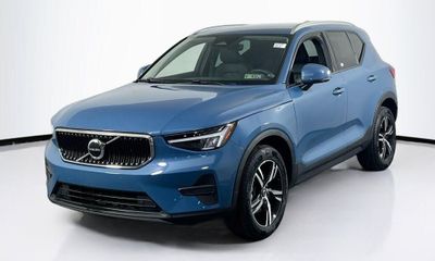 2023 Volvo XC40 Core Bright Theme