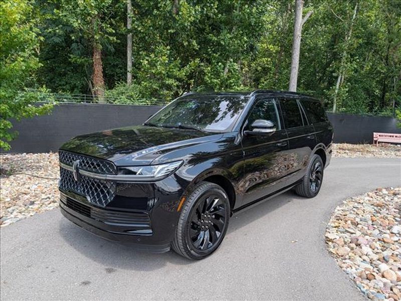 2025 Lincoln Navigator — a typically priced live listing