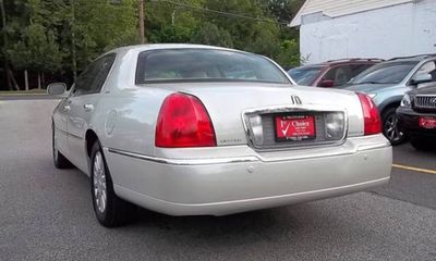 2005 Lincoln Town CAR Signature