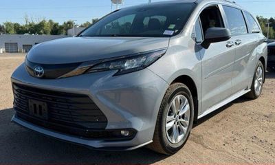 2022 Toyota Sienna XLE Woodland Edition