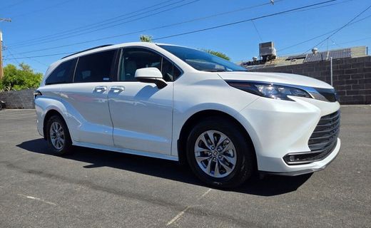 2025 Toyota Sienna XLE